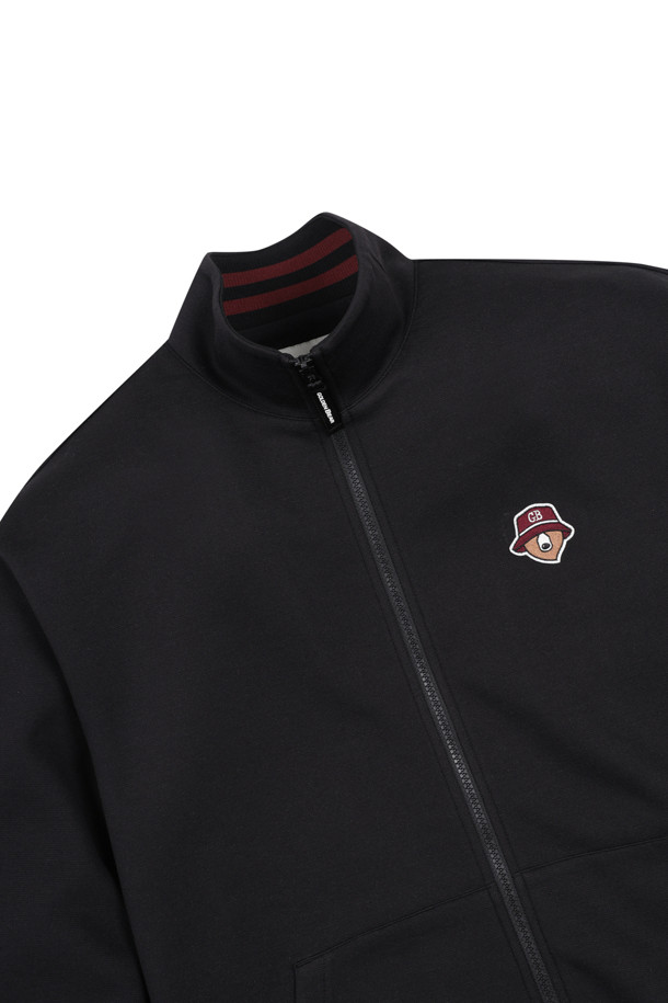 더블-페이스 저지 스탠드 카라 집업은 남성용 아우터입니다. 그레이와 블랙 두 가지 색상으로 출시되었으며, 골프 및 일상생활에서 활용하기 좋습니다. 봄, 가을, 겨울 계절에 적합하며, 스포티하고 베이직한 스타일을 연출합니다. 슬림핏으로 제작되었으며, 로고와 프린트 무늬가 특징입니다. 두꺼운 저지 소재에 부드러운 촉감, 긴 소매 기장과 스탠드 카라, 캥거루 포켓 등 다양한 특징을 갖춘 집업 스타일의 의류입니다.
