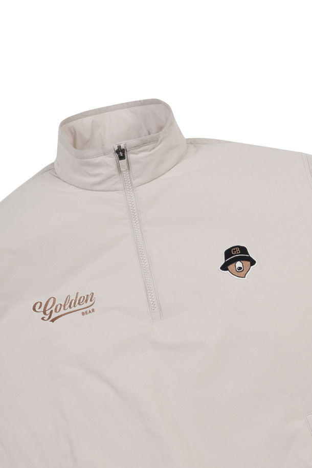 베이지와 그레이 컬러로 제공되는 플리스 하이브리드 하프 집 점퍼입니다. 남성용으로, 가을/겨울 시즌에 골프 및 일상용으로 착용하기 좋습니다. 부드러운 플리스 소재에 1.5온스 충전재와 다운백 안감을 사용하여 보온성을 높였습니다. 하프넥 디자인과 슬림핏, 데일리핏, 오버핏의 3가지 핏으로 출시되었으며, 전면 우븐 패치, 곰 자수, 커브드 로고, 사선 월렛 포켓 등의 디테일이 돋보입니다. 스포티, 캐주얼, 미니멀 무드를 동시에 연출할 수 있는 아이템으로, 골프룩 및 가을 나들이룩에 적합합니다.
