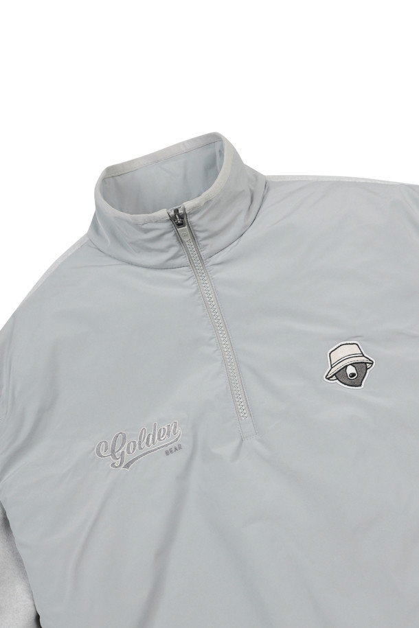 남성용 플리스 하이브리드 하프 집업 점퍼입니다. 부드러운 플리스 소재로 제작되어 뛰어난 착용감을 선사하며, 보온성을 극대화하여 가을, 겨울철 추위에도 끄떡없습니다. 하프 넥 디자인과 레귤러핏으로 스포티하면서도 캐주얼한 스타일을 연출할 수 있습니다. 골프를 즐길 때뿐만 아니라 일상에서도 편안하게 착용하기 좋은 아이템입니다. 그레이 컬러의 무지 디자인으로 미니멀한 스타일을 선호하는 분들께 추천합니다.
