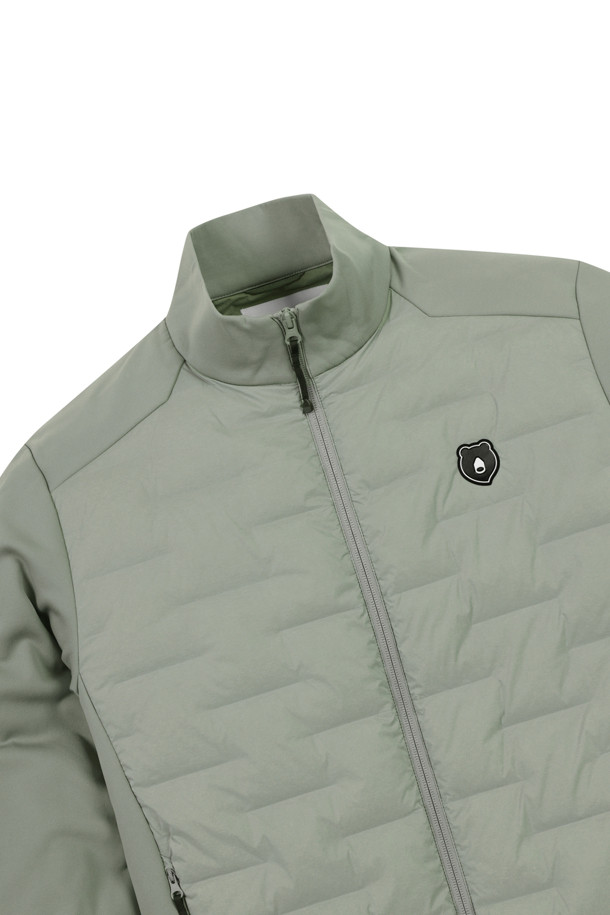 남성용 하이브리드 다운 점퍼입니다. 그레이 컬러의 무지 디자인으로, 가을과 겨울에 골프 또는 일상에서 스포티하고 캐주얼한 스타일을 연출하기 좋습니다. 두꺼운 두께감과 부드러운 촉감의 나일론, 폴리에스테르 혼방 소재로 제작되어 보온성과 방풍 기능을 제공합니다. 레귤러핏에 집업 스타일, 긴 소매 기장으로 활동성을 높였으며, 하이브리드 디자인과 기능성을 더했습니다.
