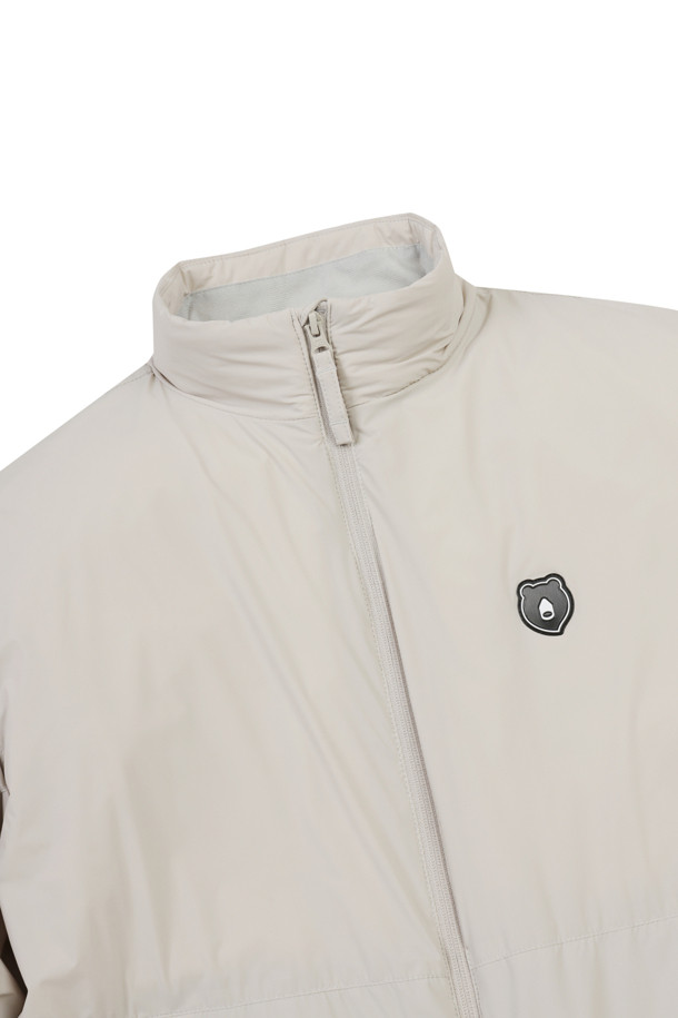 베이지 컬러의 방풍 안감 패딩 재킷입니다. 남성용으로, 가을과 겨울에 따뜻하게 착용할 수 있습니다. 스포티하면서도 캐주얼한 스타일로 골프, 일상 등 다양한 TPO에 활용 가능합니다. 무지 디자인에 레귤러 핏, 긴 소매 기장으로 제작되었으며, 두꺼운 두께감으로 보온성을 높였습니다. 나일론과 폴리에스터 혼방 소재로 부드러운 촉감을 선사하며, 집업 방식으로 간편하게 착용할 수 있습니다.
