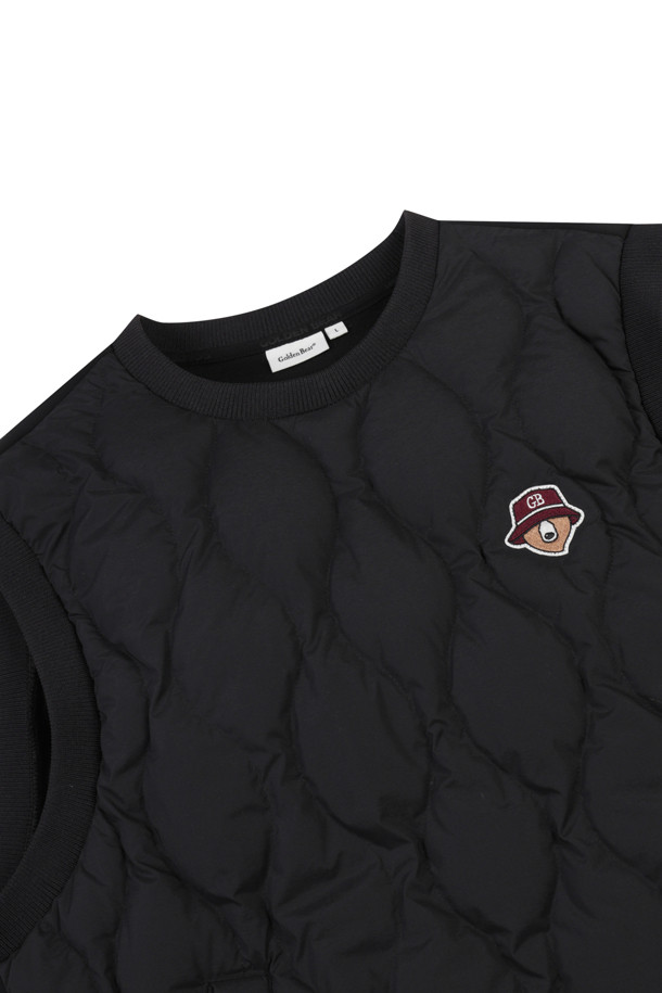 남성용 하이브리드 다운 베스트는 가을, 겨울 시즌에 골프 및 일상생활에서 스타일리시하게 활용할 수 있는 아이템입니다. 블랙 컬러의 퀄팅 패턴이 돋보이며, 하이넥 디자인과 로고 디테일로 포인트를 더했습니다. 부드러운 촉감의 나일론과 폴리에스테르 혼방 소재로 제작되어 보온성과 경량성을 갖췄습니다. 레귤러핏으로 편안하게 착용 가능하며, 집업 스타일로 간편하게 여밀 수 있습니다. 스포티, 캐주얼, 미니멀 스타일을 모두 소화할 수 있는 활용도 높은 패딩 베스트입니다.
