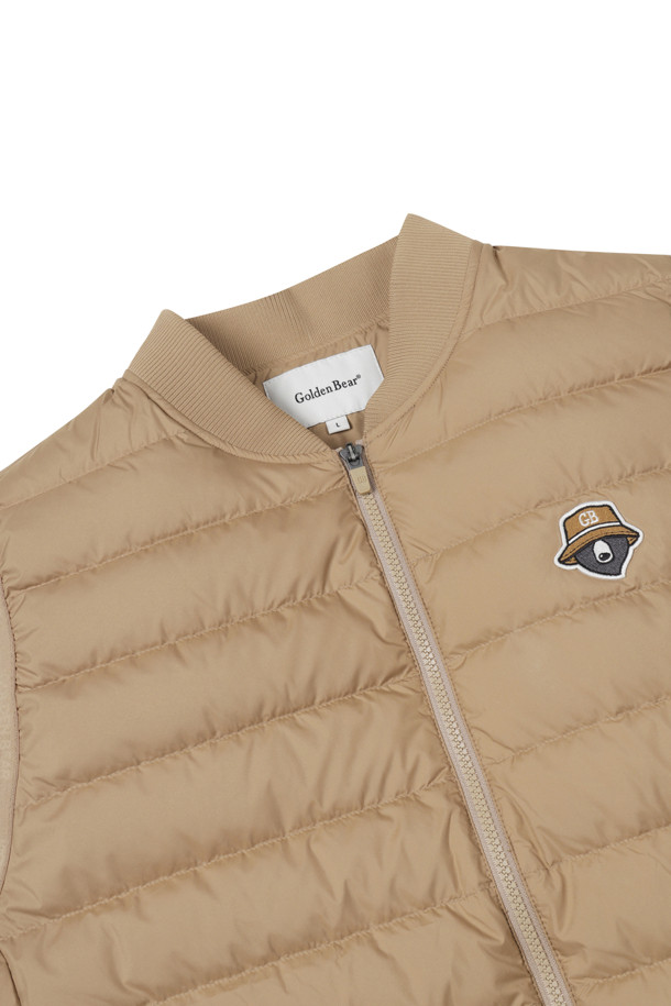 가볍고 따뜻한 남성용 '라이트웨이트 다운 베스트'입니다. 부드러운 촉감의 나일론과 폴리에스테르 혼방 소재로 제작되어 가을, 겨울철 보온성을 책임집니다. 베이지 색상의 무지 디자인으로, 스포티, 캐주얼, 미니멀 등 다양한 스타일 연출이 가능합니다. 골프룩은 물론, 일상에서도 편안하게 착용할 수 있는 활용도 높은 아이템입니다. 집업 스타일, 레귤러 핏, 민소매 디자인으로 활동성을 높였습니다.
