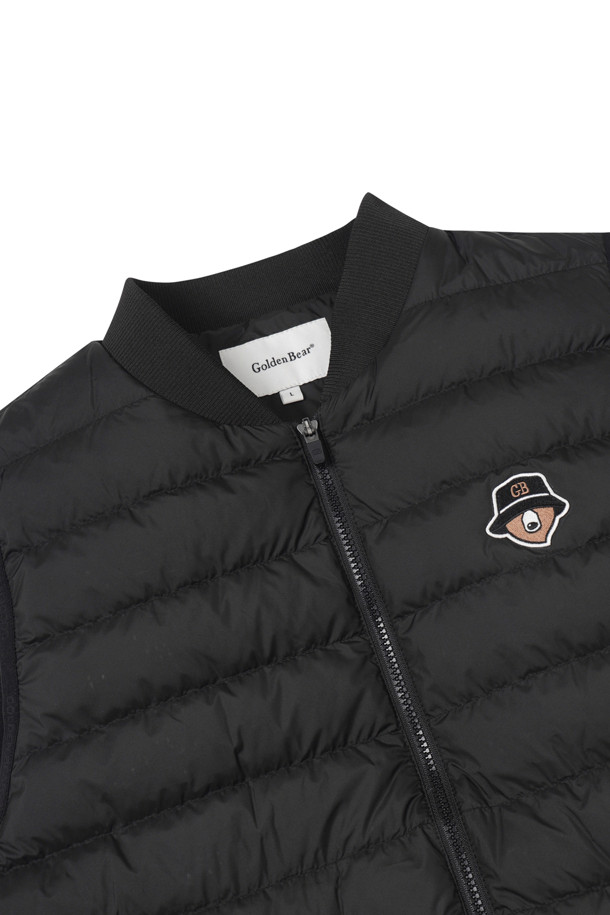 남성용 경량 다운 베스트입니다. 가을, 겨울 시즌에 골프, 일상 등 다양한 TPO에 활용하기 좋은 스포티하고 캐주얼한 스타일의 아이템입니다. 부드러운 촉감의 나일론과 폴리에스테르 혼방 소재로 제작되어 가볍고 따뜻하며, 뛰어난 보온성을 제공합니다. 무지 디자인에 레귤러핏으로 제작되었으며, 집업 방식으로 간편하게 착용할 수 있습니다. 
