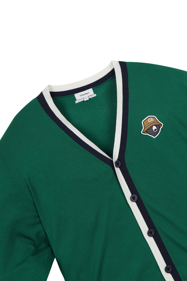 컬러 포인티드 가디건은 남성용 니트 가디건입니다. 봄, 가을에 착용하기 좋으며, 네이비와 그린 두 가지 색상으로 출시되었습니다. 슬림핏 디자인에 얇은 두께감으로 편안한 착용감을 선사하며, 부드러운 니트 소재로 제작되었습니다. 골프, 일상, 비즈니스 캐주얼 등 다양한 TPO에 활용 가능하며, 클래식, 스포티, 미니멀 스타일을 연출하기 좋습니다. 플레인 조직 편직, 포인트 컬러 배색, 베어 자수 로고, 로고 각인 플리 단추 등 섬세한 디테일이 돋보입니다.
