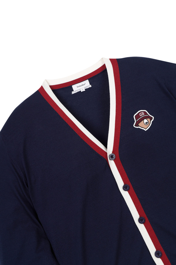 컬러 포인트 가디건은 남성용 가디건으로, 봄, 가을에 착용하기 좋습니다. 네이비, 그린 컬러로 출시되었으며, 골프, 일상 등 다양한 TPO에 활용 가능합니다. 슬림핏 니트 소재로 제작되었으며, 얇고 부드러운 촉감과 신축성을 제공합니다. 플레인 조직 편직, 포인트 컬러 배색, 베어 자수 로고, 스트레치 원사 추가, 로고 각인 플리 단추, 직자수 로고 디테일이 특징입니다.
