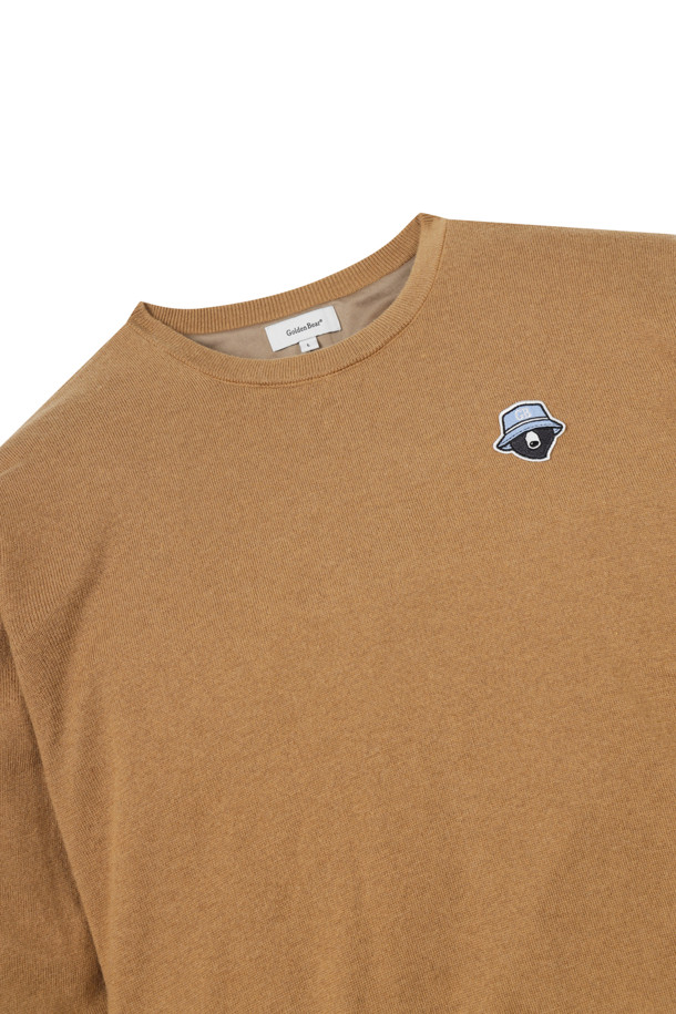 남성 골프 및 일상용 방풍 안감 풀오버 니트입니다. 베이지 및 브라운 컬러의 부드러운 울 소재 니트 풀오버로, 가을과 겨울에 따뜻하게 착용할 수 있습니다. 넉넉한 레귤러핏에 라운드넥 디자인으로 캐주얼하고 스포티한 스타일을 연출합니다. 긴 소매 기장과 두꺼운 두께, 기모 안감으로 보온성을 높였으며, 무지 패턴으로 깔끔함을 더했습니다. 골프웨어뿐만 아니라 데일리룩으로도 활용하기 좋은 실용적인 니트 풀오버입니다.
