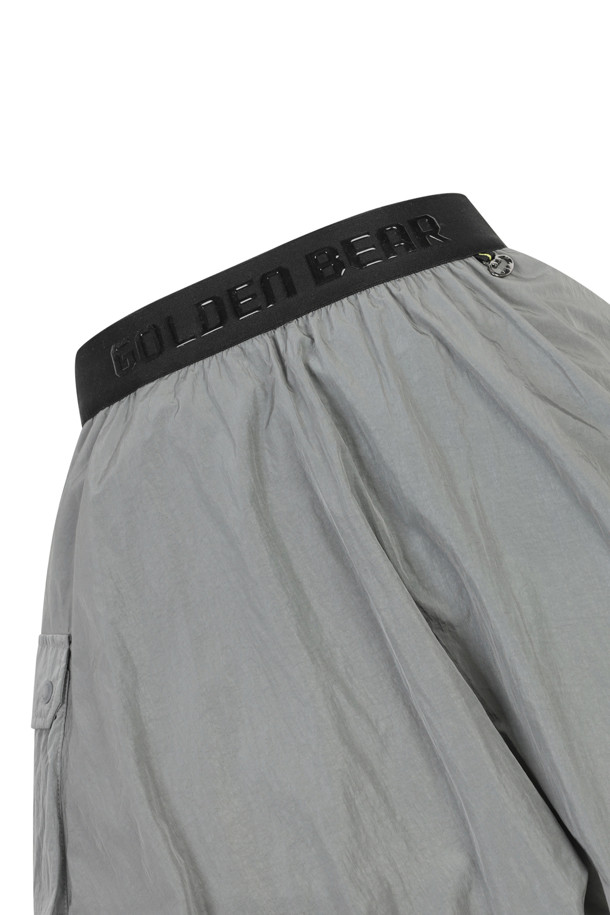 (W)(골든 베어 X 배트맨) 사이드 아웃포켓 벌룬 스커트는 여성 골퍼와 캐주얼 스타일을 즐기는 분들을 위한 벌룬 스커트입니다. 그레이 및 블랙 두 가지 색상으로 제공되며, 여름, 가을, 겨울 계절에 착용하기 좋습니다. 양쪽 사이드 플랩 아웃포켓, 허리 밴드 골든베어 입체 로고, 오른쪽 포켓 하단 레터링 프린트, 오른쪽 뒷면 콜라보 전용 D링 디테일이 특징입니다. 슬림핏, 데일리핏, 오버핏까지 다양한 핏으로 연출 가능하며, 신축성은 없지만 비침 걱정 없이 편안하게 착용할 수 있습니다.
