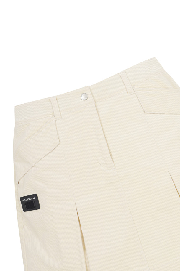 (W) 코듀로이 플리츠 스커트는 여성용으로, 가을과 겨울에 따뜻하게 착용할 수 있는 두꺼운 소재의 플리츠 스커트입니다. 부드러운 촉감의 코듀로이 소재로 제작되어 클래식하고 캐주얼한 스타일을 연출하며, 골프룩으로도 활용 가능합니다. 베이지 컬러에 무지 디자인으로 다양한 상의와 매치하기 용이하며, 레귤러 핏으로 편안하게 착용할 수 있습니다. 플리츠 디테일이 여성스러운 실루엣을 강조하며, 데일리룩과 골프 라운딩 모두에 적합한 아이템입니다.
