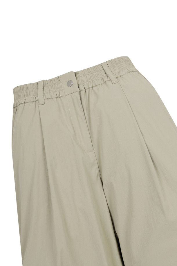 (W) 와이드 핏 팬츠는 여성 골프 및 일상용으로 디자인된 베이지 컬러의 긴 바지입니다. 봄, 여름, 가을, 겨울 모든 계절에 착용 가능하며, 베이직하고 캐주얼한 스타일을 연출합니다. 신축성이 우수하며, 타월 및 포켓 탈부착이 가능하여 실용성을 더했습니다. 골드베어 레터링 자수 로고와 시그니처 디테일이 특징이며, 편안한 와이드 핏을 제공합니다. 밴딩 처리로 활동성을 높인 골프룩을 완성해보세요.
