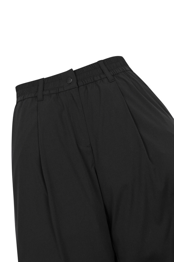 (W) 와이드 핏 팬츠는 여성 골퍼 및 일상복으로 활용 가능한 베이지 컬러의 긴 바지입니다. 봄, 여름, 가을, 겨울 사계절 모두 착용할 수 있으며, 베이직하고 캐주얼한 스타일을 연출합니다. 신축성이 우수하고, 후면 허리 밴드 하단에 삼각 립(rim)이 부착되어 편안한 착용감을 제공합니다. 후면 포켓에는 골드베어 레터링 자수 로고가 있으며, 타월이나 소품 탈부착이 가능한 포켓이 있어 실용성을 더했습니다. 와이드 핏으로 편안하면서도 세련된 골프룩, 가을 나들이룩을 완성해보세요.
