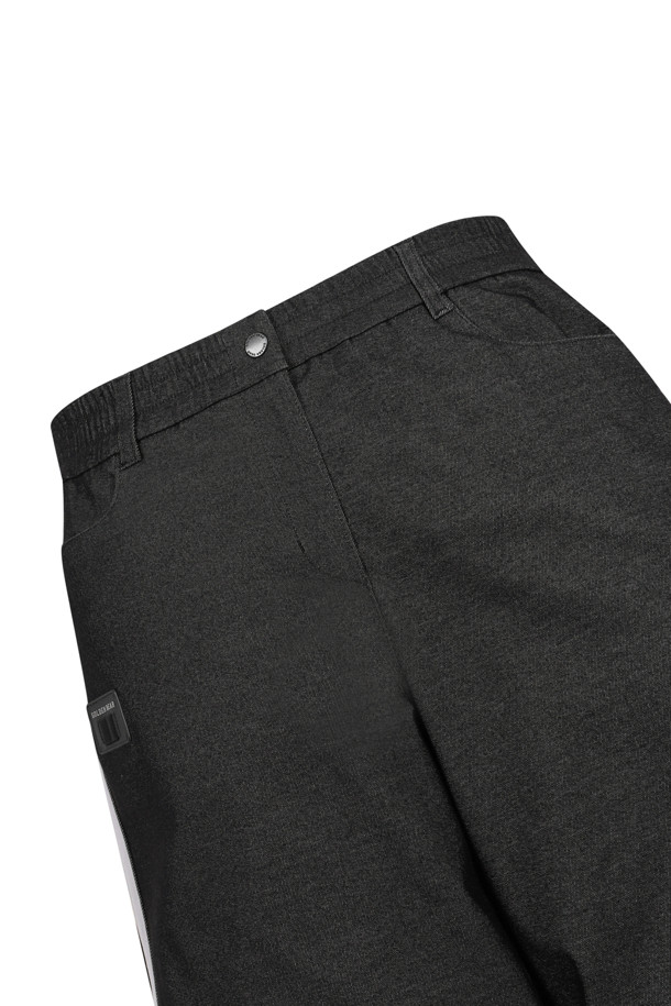 (W) 루즈핏 데님 라이크 팬츠는 여성용 바지로, 봄부터 겨울까지 사계절 내내 활용 가능한 아이템입니다. 블랙과 블루 두 가지 색상으로 출시되었으며, 코튼과 폴리에스테르 혼방 소재로 제작되어 신축성과 내구성이 우수합니다. 루즈핏, 슬림핏, 스트레이트핏, 테이퍼드핏, 와이드핏 등 다양한 핏으로 출시되어 폭넓은 선택이 가능하며, 측면 배색 테이프와 사선 포켓, 벨트고리 디테일이 특징입니다. 골프룩, 산책룩 등 다양한 TPO에 스포티하고 세련된 스타일을 연출할 수 있습니다.
