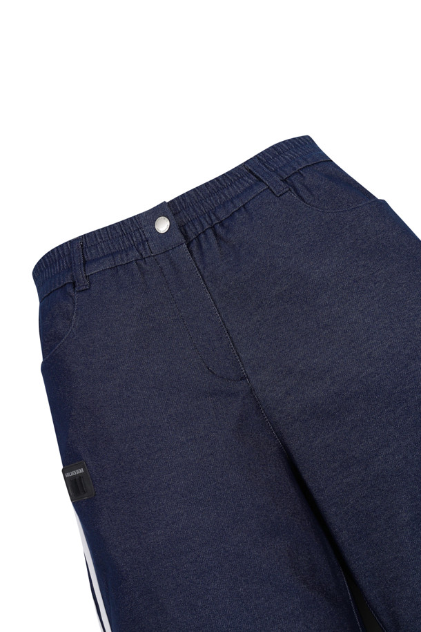 (W) 루즈핏 데님 라이크 팬츠는 여성용 바지로, 봄, 여름, 가을, 겨울 사계절 모두 착용 가능합니다. 블랙과 블루 두 가지 색상으로 제공되며, 코튼과 폴리에스테르 혼방 소재로 제작되어 신축성과 내구성이 뛰어납니다. 루즈핏 디자인에, 측면 배색 테이프, 오른쪽 사선 포켓, 시그니처 티꽂이, 삼각라벨 디테일이 더해져 스포티하면서도 세련된 스타일을 연출합니다. 골프룩 또는 여행룩 등 다양한 TPO에 미니멀하고 클래식하게 매치할 수 있습니다.
