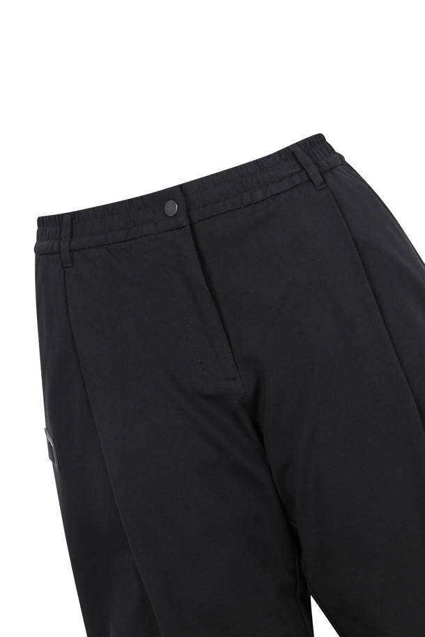 (W) 테이퍼드 팬츠는 여성용 바지로, 브라운과 블랙 두 가지 색상으로 출시되었습니다. 면 소재로 제작되어 부드러운 촉감을 자랑하며, 봄, 여름, 가을, 겨울 사계절 모두 착용 가능합니다. 슬림핏, 스트레이트핏, 와이드핏, 테이퍼드핏으로 다양한 핏을 연출할 수 있으며, 무지 패턴에 1원턱 디자인이 더해져 미니멀, 클래식, 시크한 스타일을 완성합니다. 출근룩과 오피스룩에 적합하며, 오른쪽 포켓 위 소형 포켓과 뒷 포켓 오른쪽 하단 골드 레터링으로 포인트를 더했습니다. 신축성이 없으며 비침 걱정 없이 편안하게 착용할 수 있습니다.
