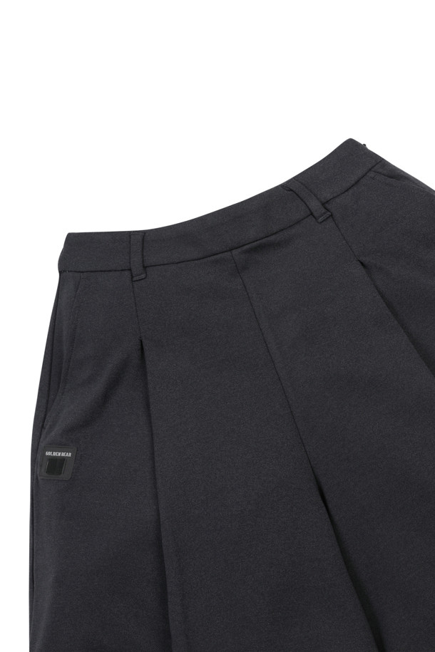 (W) 원턱 버뮤다 쇼츠는 여성용 바지로, 봄과 여름 시즌에 활용하기 좋은 반바지입니다. 블랙 색상의 레귤러핏 디자인으로, 스포티, 캐주얼, 미니멀한 스타일을 연출할 수 있습니다. 골프룩은 물론 일상에서도 편안하게 착용 가능하며, 원턱 디테일이 특징입니다. 
