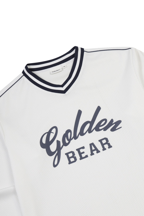 (W) 메쉬 롱 슬리브 티셔츠는 골프 활동에 적합한 여성용 상의입니다. 아이보리 컬러의 메쉬 소재로 제작되어 봄, 여름, 가을, 겨울 사계절 모두 착용 가능하며, 슬림핏, 레귤러핏, 오버핏으로 다양한 스타일을 연출할 수 있습니다. V넥 디자인에 밑단 스트링으로 핏 조절이 용이하며, 골든베어 레터링 프린트와 소매 'GDBR' 텍스트 프린트가 특징입니다. 넥 라인과 어깨 라인의 배색 포인트, 소매 립 배색으로 스포티한 무드를 더했습니다.
