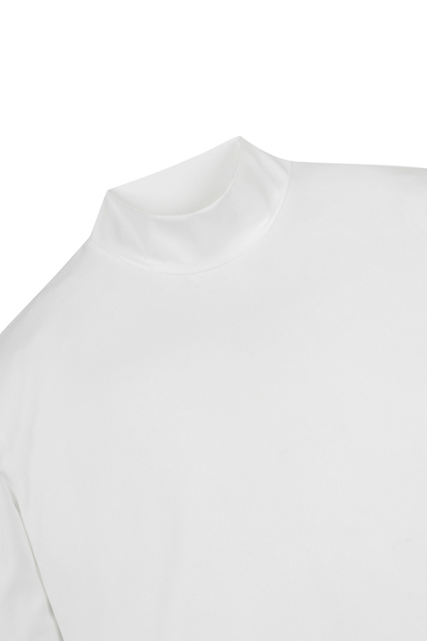 (W) 폴 모크 넥 베이스 레이어는 여성 골퍼를 위한 베이직 스타일의 긴소매 모크넥 상의입니다. 여름, 가을, 겨울 시즌에 착용 가능하며, 슬림핏, 데일리핏, 오버핏으로 다양한 스타일을 연출할 수 있습니다. 가볍고 탄탄한 원단으로 제작되었으며, 시접 없는 봉제 기법과 소매 끝단 제원단 시보리 마감으로 깔끔한 디자인을 자랑합니다. 오른쪽 소매 끝단에는 골들베어 레터링 프린트가 포인트로 들어가며, 비침 걱정 없이 편안하게 착용할 수 있습니다. 골프룩, 미니멀, 클래식 스타일을 즐겨 입는 분들께 추천합니다.
