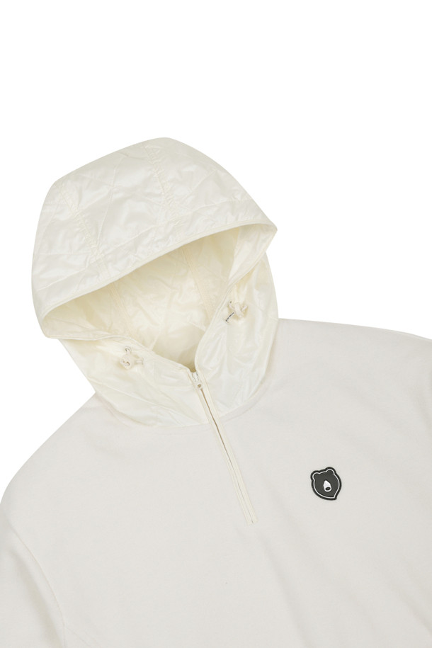 (W) 우븐 하이브리드 마이크로 플리스 후디는 여성용 상의로, 가을과 겨울에 따뜻하게 착용할 수 있습니다. 부드러운 플리스 안감과 두꺼운 두께감으로 보온성을 높였으며, 흡습 기능으로 쾌적함을 유지합니다. 화이트와 아이보리 두 가지 색상으로 출시되었으며, 스포티, 캐주얼, 미니멀 스타일을 모두 소화할 수 있습니다. 골프룩, 캠핑룩 등 다양한 TPO에 활용 가능하며, 집업 스타일로 간편하게 여밀 수 있습니다. 측면 포켓과 로고 디테일이 돋보이는 레귤러핏 후디입니다.
