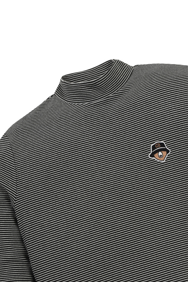 (W) 스트라이프 터틀넥 티셔츠는 가을, 겨울 시즌에 여성 골퍼와 일상에서 모두 활용하기 좋은 상의입니다. 부드러운 면 소재로 제작되어 편안한 착용감을 선사하며, 레귤러핏과 긴 소매 기장으로 안정적인 실루엣을 연출합니다. 베이직하면서도 스포티한 무드를 더해주는 그레이 컬러의 스트라이프 패턴이 특징입니다. 두꺼운 두께감의 터틀넥 디자인으로 보온성을 높여 골프룩, 미니멀룩 등 다양한 스타일링에 활용하기 좋습니다.
