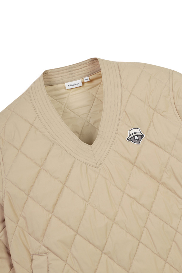 (W) 퀼티드 브이넥 스웨트는 여성 골프 및 일상룩을 위한 따뜻하고 스타일리시한 상의입니다. 부드러운 폴리에스테르 소재에 퀄팅 패턴과 패딩 안감으로 보온성과 방풍 기능을 갖췄습니다. 슬림핏 디자인에 브이넥 라인으로 세련된 느낌을 더하고, 베이지와 블랙 두 가지 색상으로 출시되었습니다. 스트링 밑단, 립밴드 소매단, 사이드 스냅 버튼 포켓, 버릿베어 자수 와펜, 오각 티꽂이 와펜 등의 디테일이 돋보입니다. 가을, 겨울 시즌 스포티하고 캐주얼한 스타일을 연출하기 좋습니다.
