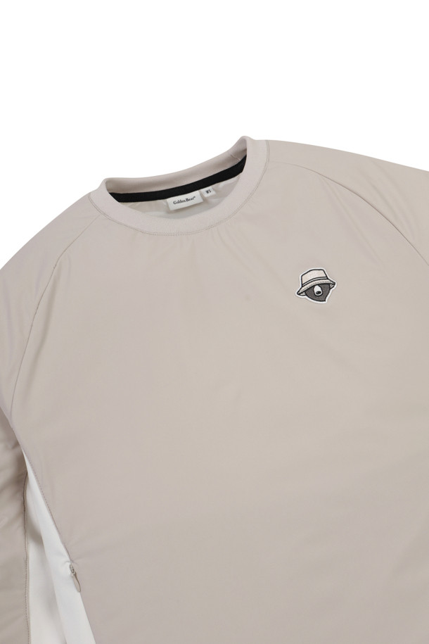 (W) 패디드 우븐 스웨트는 여성용 상의로, 아이보리와 베이지 두 가지 색상으로 출시되었습니다. 부드러운 촉감의 폴리에스테르 소재에 패딩 안감을 더해 보온성을 높였으며, 레귤러핏 라운드넥 디자인으로 편안한 착용감을 선사합니다. 봄, 가을, 겨울 세 계절 모두 착용 가능하며, 스포티, 캐주얼, 미니멀한 스타일을 연출할 수 있습니다. 특히 골프룩에 적합하며, 무지 디자인에 패딩 디테일이 더해져 포인트를 줍니다.
