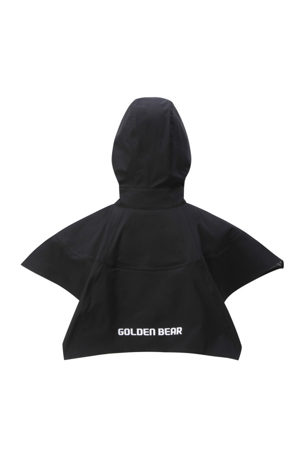 (W)(골든 베어 X 배트맨) 배트맨 판쵸는 여성 고객을 위한 아우터입니다. 일상생활과 우천 시에 착용하기 적합하며, 여름, 가을, 겨울 계절에 걸쳐 활용할 수 있습니다. 배트맨 윙 디자인, 착용 시 왼쪽 가슴 배트맨 자수, 후면 하단 골든베어 레터링이 특징이며, 배트맨 콜라보레이션 컬렉션으로 출시되었습니다. 캐주얼, 스포티 스타일을 연출하며 여행룩에 잘 어울립니다. 방수 소재에 슬림핏 또는 오버핏으로 연출 가능하며, 후드 스트링으로 여밈 방식을 조절할 수 있는 레귤러 기장의 판초입니다.
