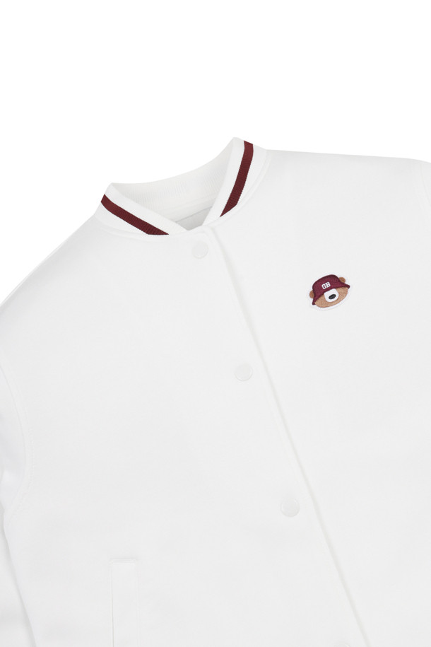 (W) 네오프렌 바시티 재킷은 여성 골퍼 및 일상복을 위한 스포티하고 캐주얼한 아우터입니다. 아이보리와 와인 두 가지 색상으로 출시되었으며, 봄, 가을, 겨울 시즌에 착용하기 좋습니다. 슬림핏 디자인의 레귤러 기장이며, 네오프렌 소재로 제작되어 보통에서 두꺼운 두께감을 자랑합니다. 백면 뉴베어 아플리케 그래픽, 넥, 소매단, 밑단의 티오 컬러 립조직 배색, 스냅버튼 포켓, 왼쪽 가슴 뉴베어 자수 와펜, 왼쪽 팔 오각형 티오 와펜 등의 디테일이 돋보입니다. 신축성이 있어 편안하게 착용 가능하며 비침 걱정 없이 즐길 수 있습니다.
