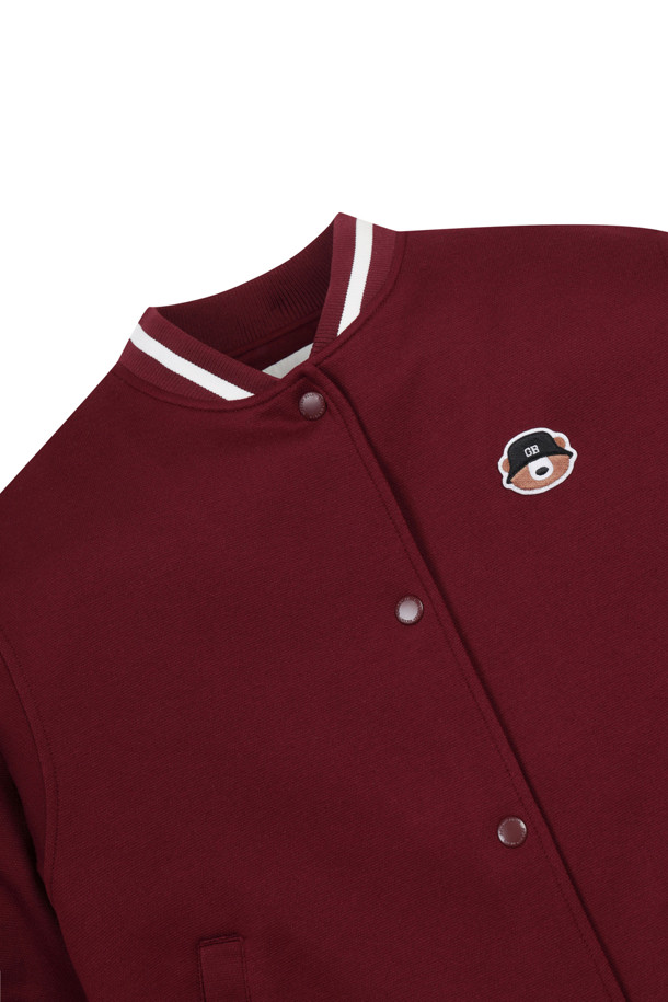 (W) 네오프렌 바시티 재킷은 여성 골퍼와 일상생활을 즐기는 분들을 위해 디자인되었습니다. 가을, 겨울 시즌에 적합하며, 스포티하면서도 캐주얼한 스타일을 연출합니다. 아이보리, 와인 두 가지 색상으로 출시되었으며, 백면 뉴베어 아플리카 그래픽과 왼쪽 가슴의 뉴베어 자수 와펜, 왼쪽 팔의 오각 와펜이 돋보이는 디자인입니다. 슬림핏, 데일리핏, 오버핏으로 다양하게 연출 가능하며, 네오프렌 소재 특유의 신축성과 보통-두꺼움 두께감으로 편안함과 보온성을 제공합니다. 스냅 버튼 포켓과 넥, 소매단, 밑단의 립조직 배색 디테일이 특징입니다.
