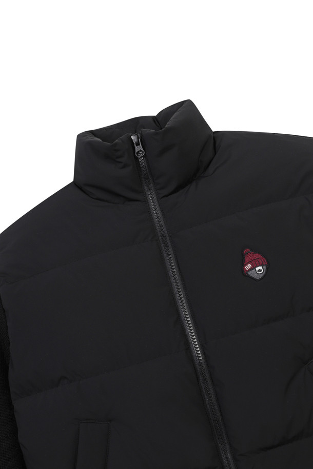 (W) 니트 하이브리드 다운 재킷은 여성용 아우터로, 가을과 겨울에 골프 또는 일상생활에서 스포티하고 캐주얼한 스타일을 연출하기 좋습니다. 니트 소매와 다운 충전재 바디의 하이브리드 디자인으로 보온성과 활동성을 동시에 잡았습니다. 그레이, 블루 두 가지 색상으로 출시되었으며, 슬림핏, 레귤러핏, 오버핏 등 다양한 핏으로 만나볼 수 있습니다. 방풍 기능과 부드러운 촉감의 나일론 안감이 특징이며, 시그니처 자수, 대각선 지퍼 포켓, 세미오토락 지퍼 등의 디테일이 돋보입니다.
