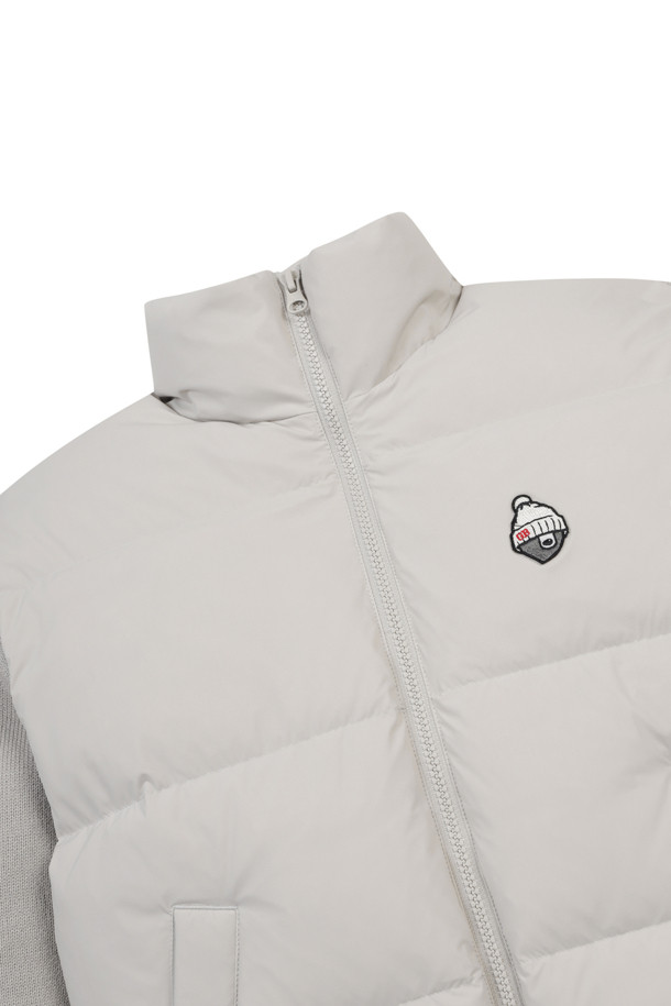 (W) 니트 하이브리드 다운 재킷은 여성용 아우터로, 가을과 겨울에 골프 및 일상생활에서 활용하기 좋습니다. 그레이와 블루 두 가지 색상으로 출시되었으며, 슬림핏 또는 오버핏으로 연출할 수 있습니다. 울과 나일론 혼방 소재에 두꺼운 두께감으로 보온성을 높였고, 부드러운 촉감을 선사합니다. 방풍 소매 안감, 20oz 플리스 충전재, 시그니처 자수, 대각선 지퍼 포켓 등 다양한 디테일이 돋보이는 하이브리드 다운 재킷입니다. 캐주얼, 스포티, 미니멀 스타일을 원하는 고객에게 적합합니다.
