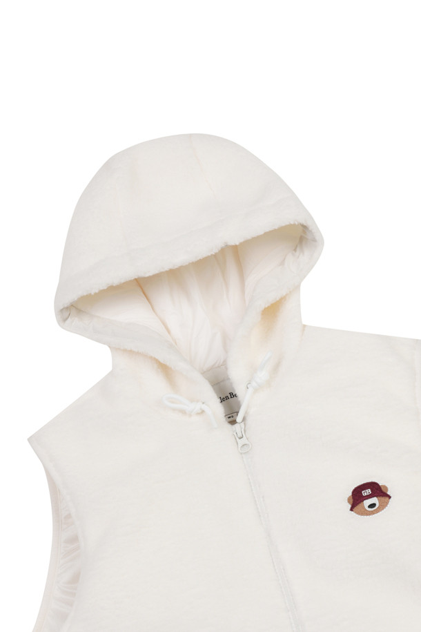 (W) 백 그래픽 플리스 베스트는 여성 고객을 위한 플리스 소재의 집업 베스트입니다. 부드러운 촉감의 아이보리 컬러로, 가을, 겨울 시즌 골프 또는 일상에서 스포티하고 캐주얼한 스타일을 연출할 수 있습니다. 슬림핏 디자인에 레귤러 기장으로 제작되었으며, 양쪽 사이드 포켓과 왼쪽 가슴의 뉴베어 자수 와펜, 립조직 배색이 특징입니다. 보온과 통기 기능으로 쾌적함을 유지하며, 울 접밴드 마감으로 깔끔함을 더했습니다.
