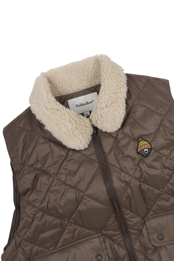 (W) 플리스 카라 퀄티드 베스트는 여성스러운 스타일을 강조하는 아우터입니다. 브라운 컬러의 부드러운 플리스 카라와 퀄팅 디테일이 특징이며, 가을과 겨울에 따뜻함과 스타일을 동시에 제공합니다. 집업 스타일과 레귤러핏으로 편안하게 착용 가능하며, 골프룩 또는 일상 캐주얼룩, 스포티룩, 미니멀룩 등 다양한 스타일 연출에 활용할 수 있습니다. 두꺼운 두께감으로 보온성을 높였으며 민소매 디자인으로 활동성을 보장합니다.
