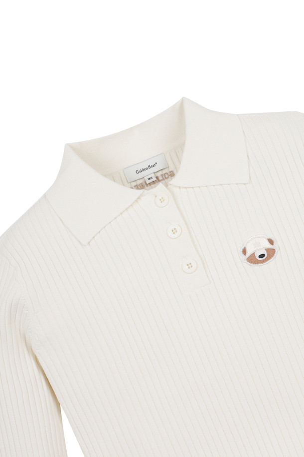 (W) 리브드 칼라 니트는 가을, 겨울 시즌 여성 골프룩 및 겨울 데일리룩 연출에 적합한 베이직 스타일의 니트/스웨터입니다. 아이보리, 블랙, 레드의 세 가지 색상으로 출시되었으며, 슬림핏, 데일리핏, 오버핏으로 다양한 핏을 즐길 수 있습니다. 칼라넥 디자인과 긴 소매, 골지/스트라이프 패턴이 특징이며, 중앙 플라켓 버튼 디테일과 후면 골드베어 자수 장식이 돋보입니다. 신축성 있는 니트 소재로 제작되었으며, 비침 걱정 없이 착용 가능합니다. 시즌 한정 곰 와펜으로 포인트를 더했습니다.
