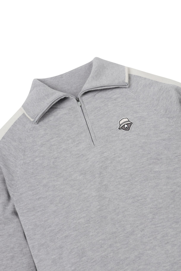 여성용 "(W) 윈드프루프 라이닝 하프 집업 니트"는 가을과 겨울 시즌에 적합한 상의입니다. 부드러운 촉감의 니트 소재와 방풍 안감이 적용되어 보온성과 방풍 기능을 제공합니다. 하프넥 디자인과 레귤러핏으로 제작되었으며, 스포티하면서도 베이직한 스타일을 연출합니다. 무지 패턴의 그레이 컬러로 어떤 골프룩에도 미니멀하고 클래식하게 매치할 수 있습니다. 긴 소매 기장의 두꺼운 두께감으로 편안한 착용감을 선사합니다.
