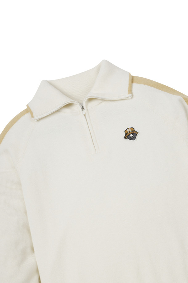 (W) 윈드프루프 라이닝 하프 집업 니트는 여성용 상의로, 가을과 겨울에 따뜻하게 착용할 수 있습니다. 베이지, 화이트 색상으로 출시되었으며, 스포티하고 캐주얼한 스타일을 연출합니다. 하프넥 디자인에 레귤러핏으로 제작되었으며, 두꺼운 두께감과 부드러운 촉감의 기모 안감으로 보온성을 높였습니다. 방풍 기능을 갖춘 폴리에스테르와 니트 혼방 소재로, 골프룩과 출근룩 등 다양한 TPO에 활용 가능합니다.
