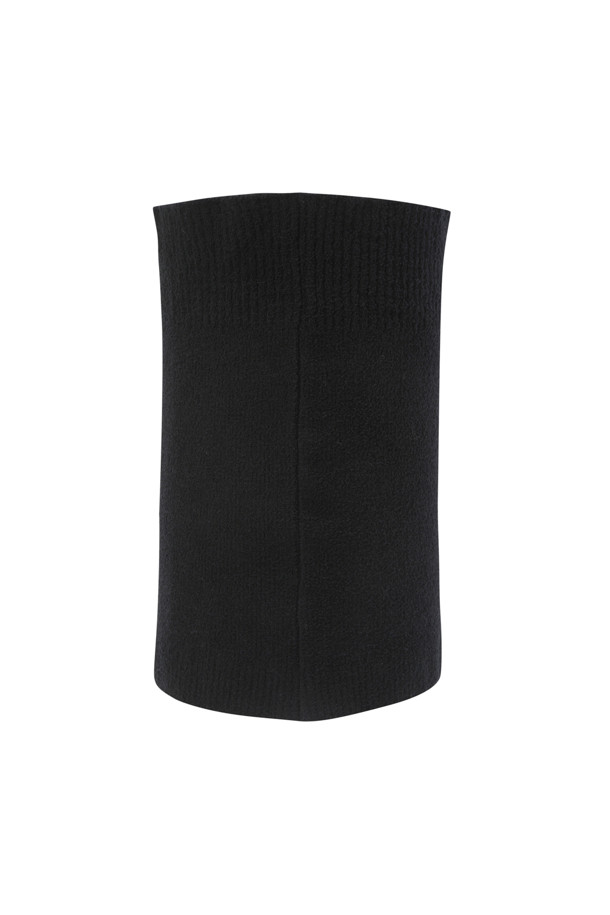 베이직한 디자인의 (U) 넥워머입니다. 부드러운 택텔 소재로 제작되어 뛰어난 착용감을 선사하며, 보온 기능으로 겨울철 추위로부터 따뜻하게 보호해줍니다. 경량 소재로 제작되어 활동성이 뛰어나며, 어떤 스타일에도 잘 어울리는 미니멀하고 클래식한 디자인을 자랑합니다. 넥워머 왼쪽 하단에는 골드 베어 시그니처 자수 로고가 포인트로 들어가 있습니다. 겨울 데일리룩 또는 산책룩에 활용하여 따뜻함과 스타일을 동시에 잡을 수 있습니다.
