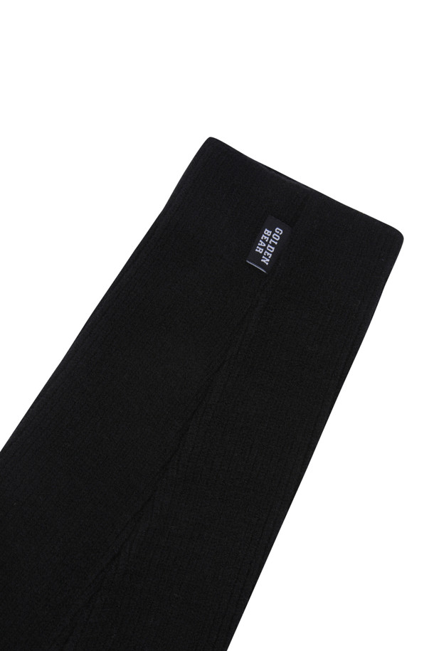 블랙 컬러의 버튼 레그워머입니다. 가을, 겨울 시즌에 여성 및 남성 모두 착용 가능하며, 골프룩과 캐주얼, 미니멀, 클래식 스타일을 연출하기 좋습니다. 두꺼운 두께감으로 보온성을 높였으며, 무지 디자인에 버튼 디테일을 더해 포인트를 주었습니다. 일상생활에서도 활용하기 좋은 아이템입니다.
