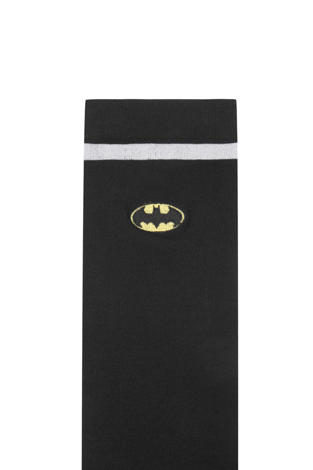 (W)(골든베어 X 배트맨) 배트맨 로고 그래픽 니삭스입니다. 골프룩에 어울리는 스포티하고 캐주얼한 스타일의 니삭스로, 200침수 고밀도 면 소재로 제작되어 밀착감 있는 착용감을 선사합니다. 화이트 컬러 바탕에 상단 배색 스트라이프 디자인, 뒤쪽 발목 레터링 로고, 그리고 배트맨 로고와 캐릭터 패턴이 특징입니다. 발등 부분 니트 조직을 추가하고, 발바닥 파일 작업을 통해 편안함을 더했습니다. DC WB 라이센스 제품으로, 골프를 즐기는 동안 개성 넘치는 스타일을 연출할 수 있습니다.
