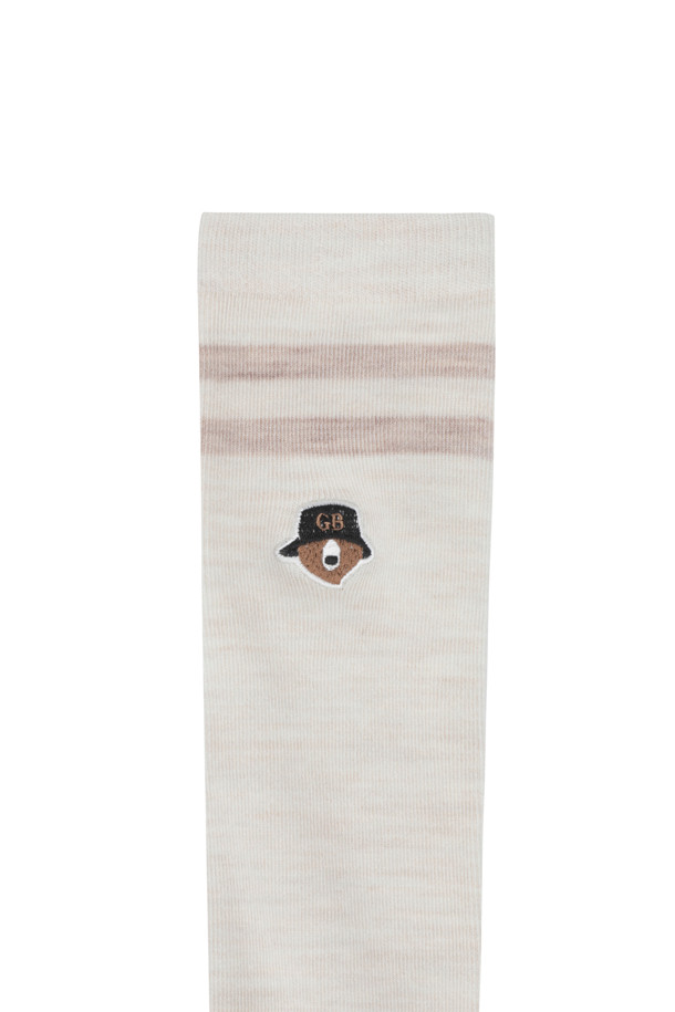 (W) 스트라이프 울 니삭스는 여성 골프룩, 가을 나들이룩, 겨울 데일리룩에 모두 잘 어울리는 클래식, 미니멀, 캐주얼 스타일의 양말입니다. 아이보리, 블랙 두 가지 색상으로, 울 혼방 소재의 두꺼운 두께감과 부드러운 촉감이 특징입니다. 발바닥 파일 편직으로 편안한 착용감을 제공하며, 상단 두 줄의 톤온톤 스트라이프 패턴과 버릿베어 자수, 로고 자카드 디자인으로 고급스러운 외관을 자랑합니다. 가을, 겨울 시즌에 따뜻하고 스타일리시하게 연출할 수 있는 아이템입니다.
