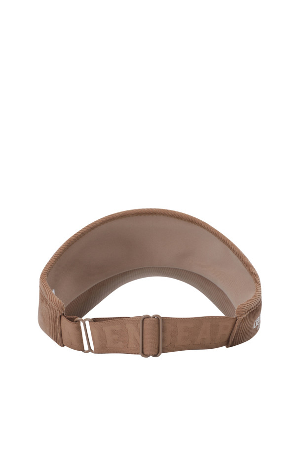 (더블유) 코듀로이 바이저는 여성 골프룩을 위한 클래식하고 미니멀한 스타일의 모자입니다. 아이보리, 브라운, 블랙 세 가지 색상으로 출시되었으며, 부드러운 코듀로이 소재와 낮은 모자 깊이로 편안한 착용감을 선사합니다. 8.5cm 챙 넓이에 자수 와펜, 로고 직자수, 메달 버클 디자인 장식이 더해져 세련된 포인트를 줍니다. 스트레치 기능과 메쉬 안감, 사이즈 조절 기능으로 활동성과 편의성을 높인 여성 전용 디자인입니다.
