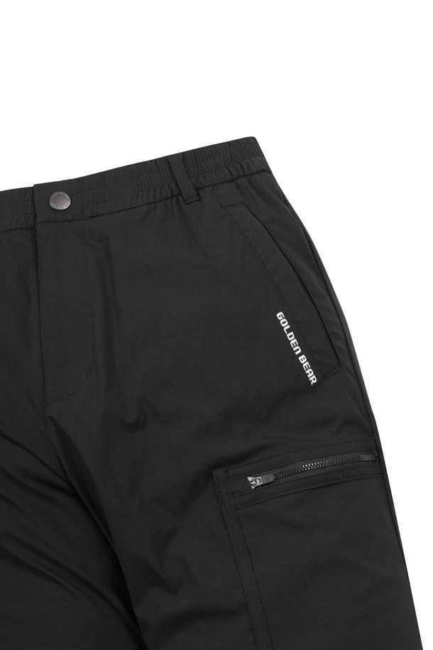 (U)(골든베어 X 배트맨) 지퍼 포켓 우븐 조거 팬츠는 남녀 공용으로, 캐주얼한 스타일을 연출하기 좋은 조거 팬츠입니다. 카키 및 블랙 두 가지 색상으로 출시되었으며, 봄, 여름, 가을, 겨울 사계절 모두 착용 가능합니다. 우븐 소재의 립스탑 패턴, 슬림핏/스트레이트핏/테이퍼드핏 등 다양한 핏으로 제작되어 편안한 착용감을 선사합니다. 양쪽 사이드 플랫 지퍼 카고 포켓, 무릎선 플랩 디자인, 벨트 고리, 배트맨 콜라보 전용 D링, 뒷면 포켓 스냅 버튼, 배트맨 콜라보 전용 티켓 와펜, 골든베어 레터링 프린트 등 디테일한 디자인이 돋보입니다. 골프룩, 캐주얼, 미니멀, 스트리트 스타일을 즐기는 분들께 추천합니다.
