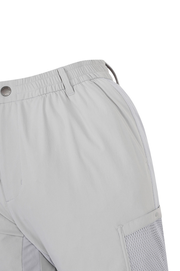 메쉬 카고 조거 팬츠는 통기성이 우수한 메쉬 소재로 제작되어, 봄, 여름, 가을, 겨울 사계절 모두 활용 가능한 남성용 조거 팬츠입니다. 스포티하고 캐주얼한 스타일을 연출하며, 미니멀한 디자인으로 어떤 상의에도 쉽게 매치할 수 있습니다. 그레이와 블랙 두 가지 색상으로 출시되었으며, 슬림핏, 스트레이트핏, 테이퍼드핏, 와이드핏 등 다양한 핏을 선택할 수 있습니다. 밴딩 처리된 허리와 무릎 다트, 입체 패턴으로 편안한 착용감을 제공하며, 리플렉티브 스티치와 메쉬 카고 포켓, 우측 사선 포켓 등의 디테일이 돋보입니다. 골프룩으로도 손색없는 실용적인 아이템입니다.
