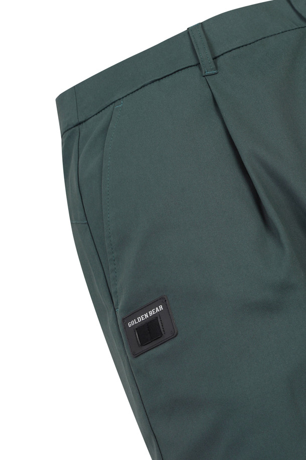 Tucked 테이퍼드 팬츠는 남성을 위한 골프 및 일상용 바지입니다. 블루와 아이보리 두 가지 색상으로 출시되었으며, 봄, 여름, 가을, 겨울 사계절 모두 착용 가능합니다. 슬림핏 테이퍼드 디자인으로 클래식하고 미니멀한 스타일을 연출하며, 얇은 면 소재로 제작되었습니다. 1:7 비율 허리 밴드, 싱글 플리츠, 메탈 후크 잠금장치, D링, 로고 자수, 싱글 웰트 포켓, 사이드 대각선 포켓, 백 요크 디자인 등, 섬세한 디테일이 돋보입니다. 2cm 접어올린 밑단으로 세련된 룩을 완성합니다.
