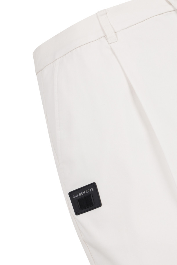 "턱 테이퍼드 팬츠"는 남성용 골프 팬츠로, 봄, 여름, 가을, 겨울 모든 계절에 착용 가능합니다. 클래식하면서도 미니멀한 스타일을 추구하며, 블루와 아이보리 두 가지 색상으로 출시되었습니다. 1:7 비율 허리밴드, 싱글 플리츠, 메탈 후크 잠금장치, 2cm 밑단, 사이드 대각선 포켓, 백 요크, 싱글 웰트 포켓, 지갑 포켓, 로고 자수, D링 장식 등 다양한 디테일이 특징입니다. 슬림핏과 스트레이트 핏으로 연출 가능하며, 뻣뻣한 촉감의 면 소재로 제작되었습니다. 골프룩, 비즈니스 캐주얼, 출근룩 등 다양한 TPO에 활용할 수 있습니다.
