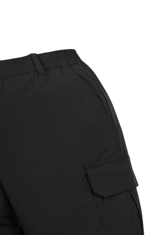 패턴 프린팅 팬츠는 남성용 카고 팬츠입니다. 베이지 컬러의 경량 스트레치 소재로 제작되었으며, 봄, 가을, 겨울 계절에 착용하기 좋습니다. 전체 밴딩 허리, 우측 플랩커버 아웃포켓, 전면 사선 싱글월트 포켓, 커브드 라인 로고 프린팅, 밑단 스트링 & 스토퍼 디테일이 특징입니다. 슬림핏, 스트레이트핏, 테이퍼드핏, 와이드핏으로 다양한 핏을 선택할 수 있으며, 골프룩, 가을 나들이룩, 스포티, 캐주얼, 미니멀 스타일을 연출하기 좋습니다.
