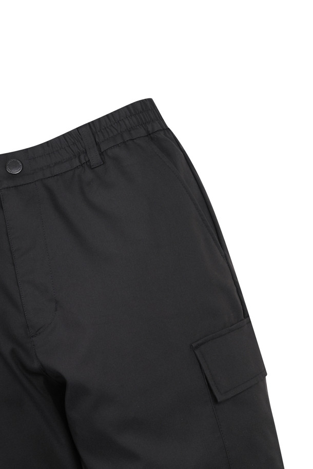 슬란트 카고 포켓 스트레이트 팬츠는 남성용 카고 팬츠로, 캐주얼, 스포티, 미니멀한 스타일을 연출하기에 적합합니다. 봄, 여름, 가을, 겨울 모든 계절에 착용 가능하며, 골프룩이나 여행룩에 매치하기 좋습니다. 블랙과 베이지 두 가지 색상으로 출시되었으며, 전체 밴딩으로 편안한 착용감을 제공합니다. 대각선 카고 포켓과 사이드 플랩 포켓, 벨크로 잠금 디테일이 특징이며, 우측 뒷 벨트 루프에는 D링이 있어 실용성을 더했습니다. 뻣뻣한 촉감의 슬림핏, 또는 스트레이트 핏으로 출시되었습니다.
