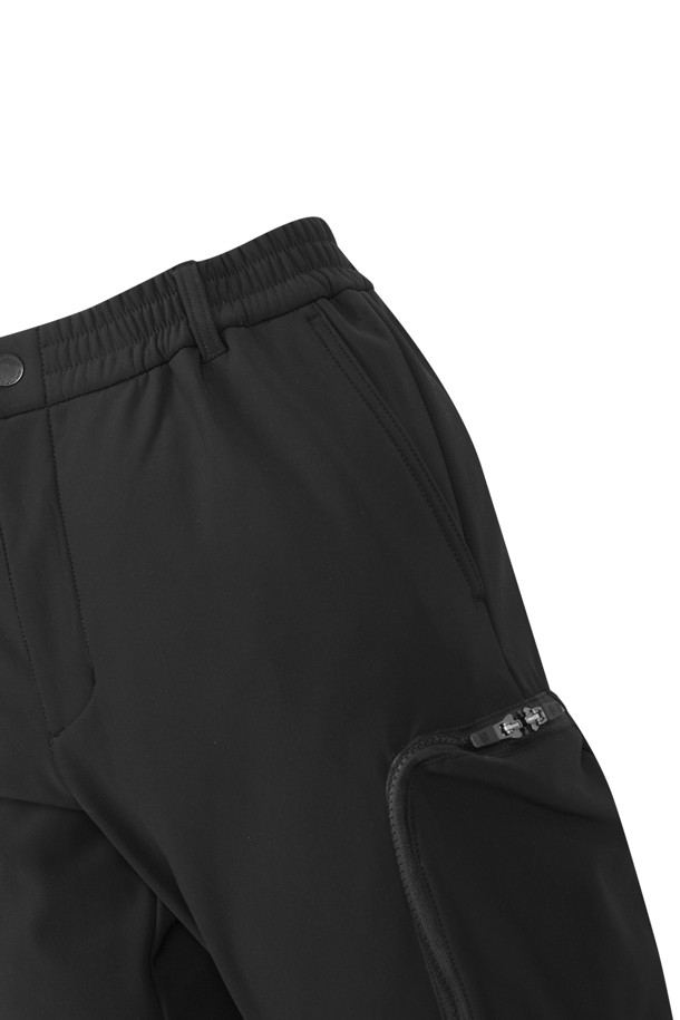 블랙 Back Brushed 조거 팬츠는 가을, 겨울철에 따뜻하고 편안하게 착용할 수 있는 남성용 긴바지입니다. 부드러운 기모 안감과 브러쉬드 가공으로 뛰어난 촉감을 제공하며, 릴랙스핏으로 편안한 착용감을 선사합니다. 조거핏 디자인으로 스포티하고 캐주얼한 스타일을 연출하며, 골프룩이나 캠핑룩 등 다양한 TPO에 활용하기 좋습니다. 무지 디자인에 두꺼운 두께감으로 보온성을 높였으며, 밴딩 처리로 활동성을 더했습니다.
