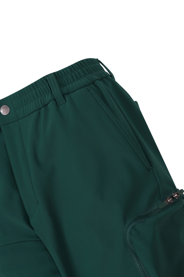 부드러운 촉감과 따뜻함을 선사하는 백 브러쉬드 조거 팬츠입니다. 남성용으로, 그린 컬러의 무지 디자인이 특징이며, 가을/겨울 시즌에 적합합니다. 릴랙스 핏과 조거핏으로 편안한 착용감을 제공하며, 두꺼운 기모 안감과 브러쉬드 가공으로 보온성을 높였습니다. 골프, 일상, 캠핑 등 다양한 TPO에 스포티, 캐주얼, 미니멀 스타일로 활용하기 좋습니다. 밴딩 처리된 허리 부분은 활동성을 더합니다.
