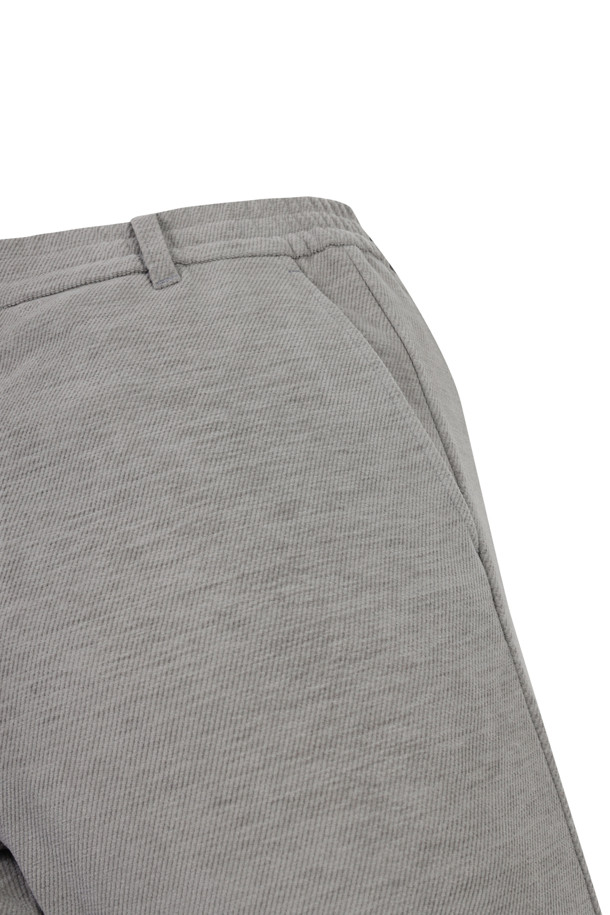 **코듀로이 스트링 조거 팬츠**는 부드러운 촉감의 코듀로이 소재로 제작되어 가을, 겨울철 따뜻하게 착용하기 좋습니다. 릴랙스핏으로 편안한 착용감을 제공하며, 스트링 디테일로 스타일리시함을 더했습니다. 무지 디자인에 그레이 컬러로 어떤 상의와도 매치하기 용이하여 캐주얼, 스포티, 클래식 등 다양한 스타일을 연출할 수 있습니다. 골프, 캠핑 등 아웃도어 활동은 물론, 일상에서도 활용 가능한 실용적인 조거 팬츠입니다. 밴딩 처리된 허리 부분은 활동성을 높여줍니다.
