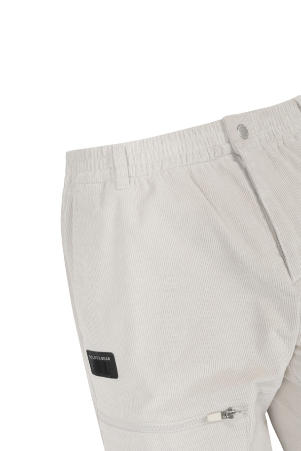 코듀로이 밴딩 조거 팬츠는 부드러운 촉감의 코듀로이 소재로 제작되어 봄, 가을, 겨울 시즌에 착용하기 좋습니다. 슬림, 스트레이트, 테이퍼드, 와이드 핏으로 다양한 스타일을 연출할 수 있으며, 3D 패턴 적용으로 편안한 착용감을 선사합니다. 아이보리, 브라운, 그린 세 가지 색상으로 출시되었으며, 골프룩, 가을 나들이룩, 캐주얼, 스포티, 미니멀 스타일링에 활용하기 좋습니다. 밴딩 처리와 조거 스타일 햄라인으로 활동성을 높였으며, 좌우 지퍼 포켓, 대각선 사이드 포켓, 펜홀더 포켓, 백 웰트 포켓, 스냅 클로저, 5개의 벨트 루프 등의 디테일이 돋보입니다.
